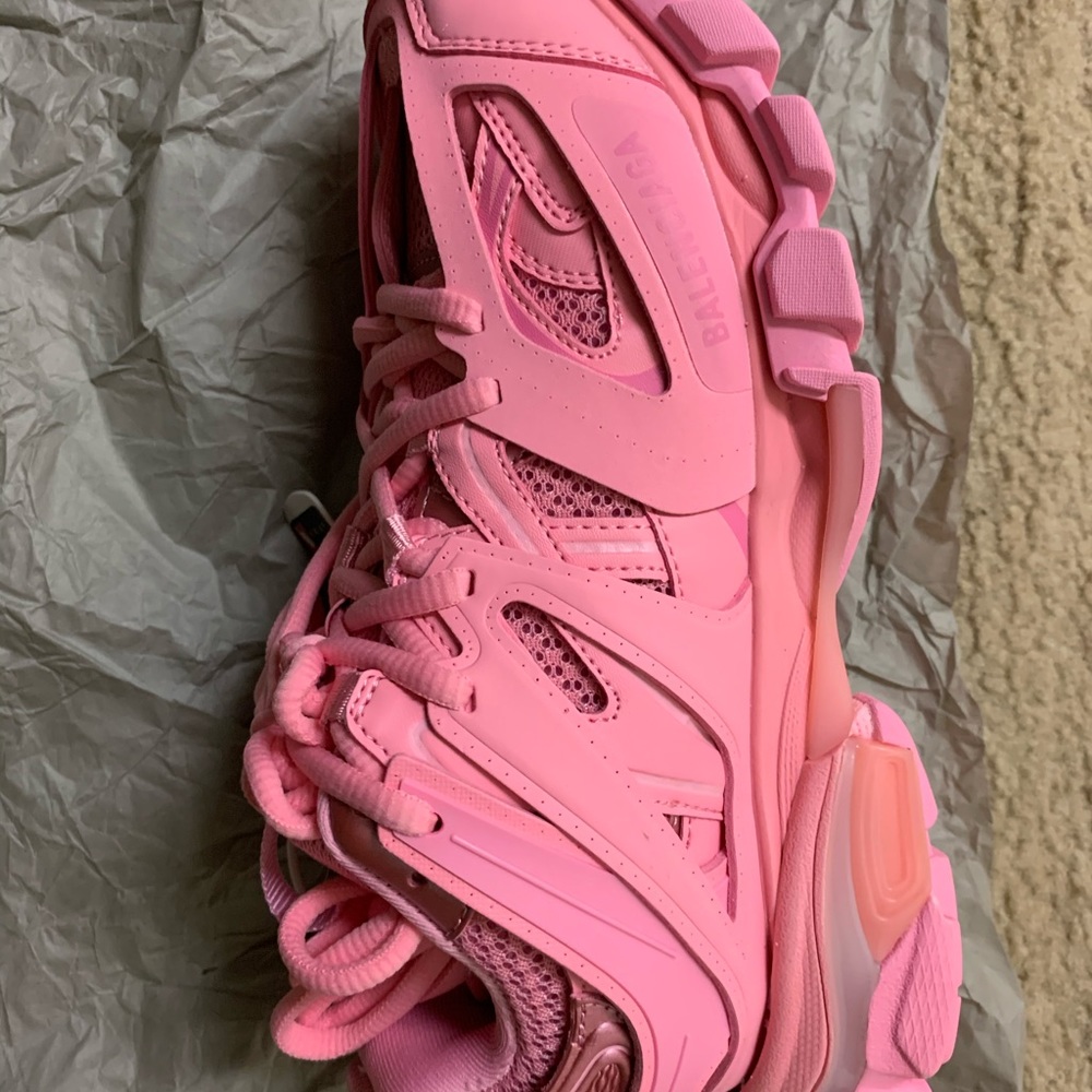 BALENCIAGAS LIGHT UP SNEAKERS - Picture 4 of 9